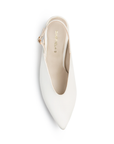 Vista superior de zapatilla para mujer con hebilla ajustable en pulsera abajo del tobillo en color beige