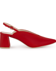 Vista lateral de zapatilla roja para mujer con hebilla ajustable en pulsera abajo del tobillo y tacón de 7cm