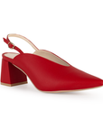 Vista diagonal de zapatilla roja para mujer con pulsera y tacón ancho de 7cm
