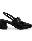 Vista lateral de zapatilla negra destalonada para mujer con hebilla ajustable en empeine con tacón ancho de 5cm