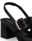 Vista de material sintético en zapatilla negra para mujer con punta cerrada y hebilla ajustable