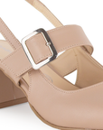 Vista a detalle de zapatilla maquillaje para mujer con punta cerrada, hebilla ajustable y tacón bajo de 5cm