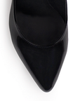Vista de material charol en zapatilla negra destalonada para mujer con punta fina cerrada pulsera trasera ajustable y tacón bloque de 8cm