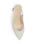 Vista superior de zapatilla beige destalonada para mujer con punta cerrada