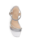 Vista superior de zapatilla plata para mujer con tiras asimétricas con brillos y pulsera ajustable