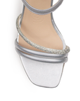 Vista de material cabra sintético en zapatilla plata para mujer con tacón 7cm y tiras brillosas