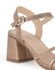 Vista a detalle de pulsera con hebilla ajustable en zapatilla para mujer color oro rosado