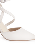 Vista a detalle de zapatilla para mujer con tiras cruzadas, pulsera y tacón de 8cm en color beige