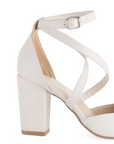 Vista trasera de tacón bloque de 8cm en zapatilla para mujer con talón cerrado y pulsera ajustable en color beige