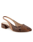 Vista diagonal de zapatilla café para mujer con punta fina destalonada y tacón bajo de 4cm