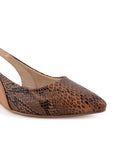 Vista a detalle de zapatilla café con punta fina destalonada para mujer y tacón bajo de 4cm
