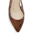 Vista de material sintético en zapatilla para mujer con punta fina y tacón bajo de 4cm en color café
