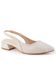 Vista diagonal de zapatilla beige para mujer con punta fina destalonada y tacón bajo de 4cm