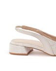 Vista trasera de tacón bajo de 4cm en zapatilla beige para mujer con ajuste elástico en talón