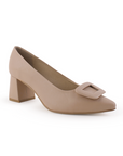 Vista diagonal de zapatilla nude con tacón bajo 6cm y punta fina para dama