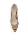 Vista superior de zapatilla nude con punta fina para dama y tacón bajo 6cm