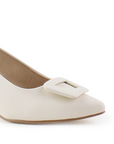 Detalle del material cabra sintético en la zapatilla beige para dama