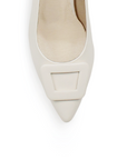 Vista del detalle en punta fina de la zapatilla beige para dama con tacón bajo 6cm