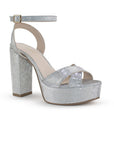Vista diagonal de zapatilla plateada con tiras cruzadas plataforma y tacón alto 12cm para dama