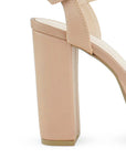 Vista trasera de tacón ancho alto de 12cm en zapatilla para mujer con pulsera ajustable al tobillo en color nude