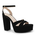 Vista diagonal de zapatilla negra para mujer con tacón alto de 12cm plataforma en la parte de adelante y pulsera ajustable al tobillo