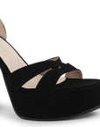 Vista a detalle de zapatilla para mujer con diseño descubierto y tacón alto de 12cm en color negro