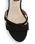 Vista de material buck en zapatilla negra para mujer con diseño descubierto pulsera ajustable y tacón de 12cm