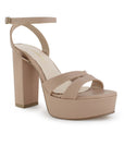 Vista diagonal de zapatilla nude para mujer con tacón alto de 12cm plataforma en la parte de adelante y pulsera ajustable al tobillo