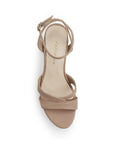 Vista superior de zapatilla para mujer con diseño descubierto y pulsera ajustable al tobillo en color nude