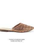 Vista lateral de flats tipo mules oro rosa perforados para mujer con punta fina calada de meter