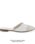 Vista lateral de flats tipo mules plateados con blanco perforados para mujer con punta fina calada de meter