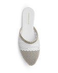 Vista superior de flats tipo mules de meter para mujer con punta fina calada trenzada en color plateado con blanco