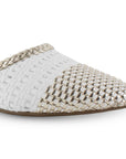 Vista a detalle de diseño trenzado perforado en flats tipo mules plateados con blanco para mujer de piso