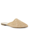 Vista diagonal de flats beige destalonados para mujer con punta fina perforada de meter tipo mules