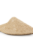 Vista a detalle de diseño trenzado perforado en flats tipo mules beige para mujer de piso