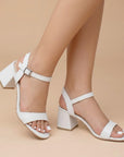 Zapatillas blancas de diseño descubierto para mujer de tira frontal con pulsera al tobillo y tacón grueso de 7cm