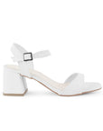 Vista lateral de zapatilla blanca para mujer con pulsera ajustable tira frontal y tacón grueso de 7cm