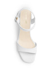 Vista superior de zapatilla blanca para mujer de diseño descubierto con pulsera ajustable y tira al frente
