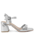 Vista lateral de zapatilla plateada para mujer con pulsera ajustable tira frontal y tacón grueso de 7cm