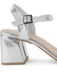 Vista trasera de tacón grueso medio de 7cm en zapatilla plateada para mujer con pulsera ajustable