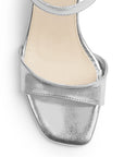 Vista de material sintético en zapatilla plateada para mujer con tira frontal pulsera ajustable y tacón grueso de 7cm