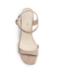 Vista superior de zapatilla nude para mujer de diseño descubierto con pulsera ajustable y tira al frente