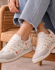 Tenis beige de diseño floral con punta gris para dama y suela baja 2cm
