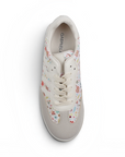 Vista superior del tenis beige con punta gris y diseño floral de suela baja 2cm para dama