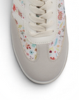Vista del detalle punta gris y diseño floral en tenis beige para dama con suela baja 2cm