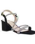 Vista diagonal de zapatilla negra para mujer con tacón bajo de 6cm y tiras brillantes