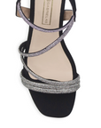 Vista de material buck en zapatilla para mujer con tiras de pedrería brillante en color negro