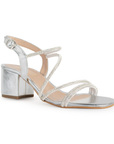 Vista diagonal de zapatilla plata para mujer con tacón bajo de 6cm y tiras brillantes