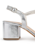 Vista trasera de tacón bajo de 6cm en zapatilla para mujer con pulsera ajustable en color plata