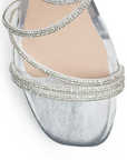 Vista de material sintético en zapatilla para mujer con tiras de pedrería brillante en color plata
